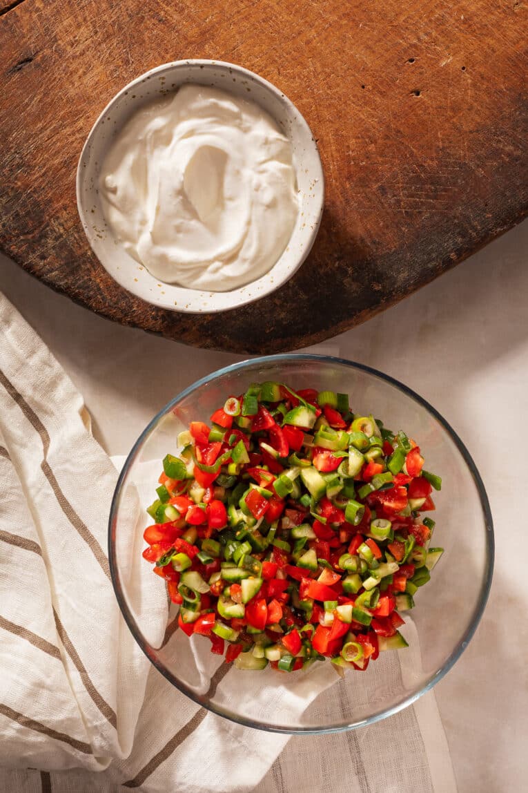 Sallad på tomat, gurka och salladslök