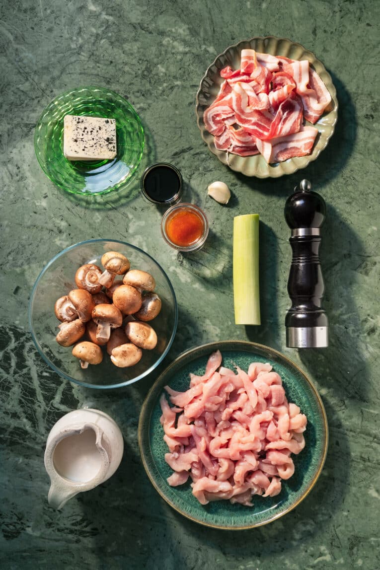 Ingredienser till kycklinggryta med ädelost och bacon