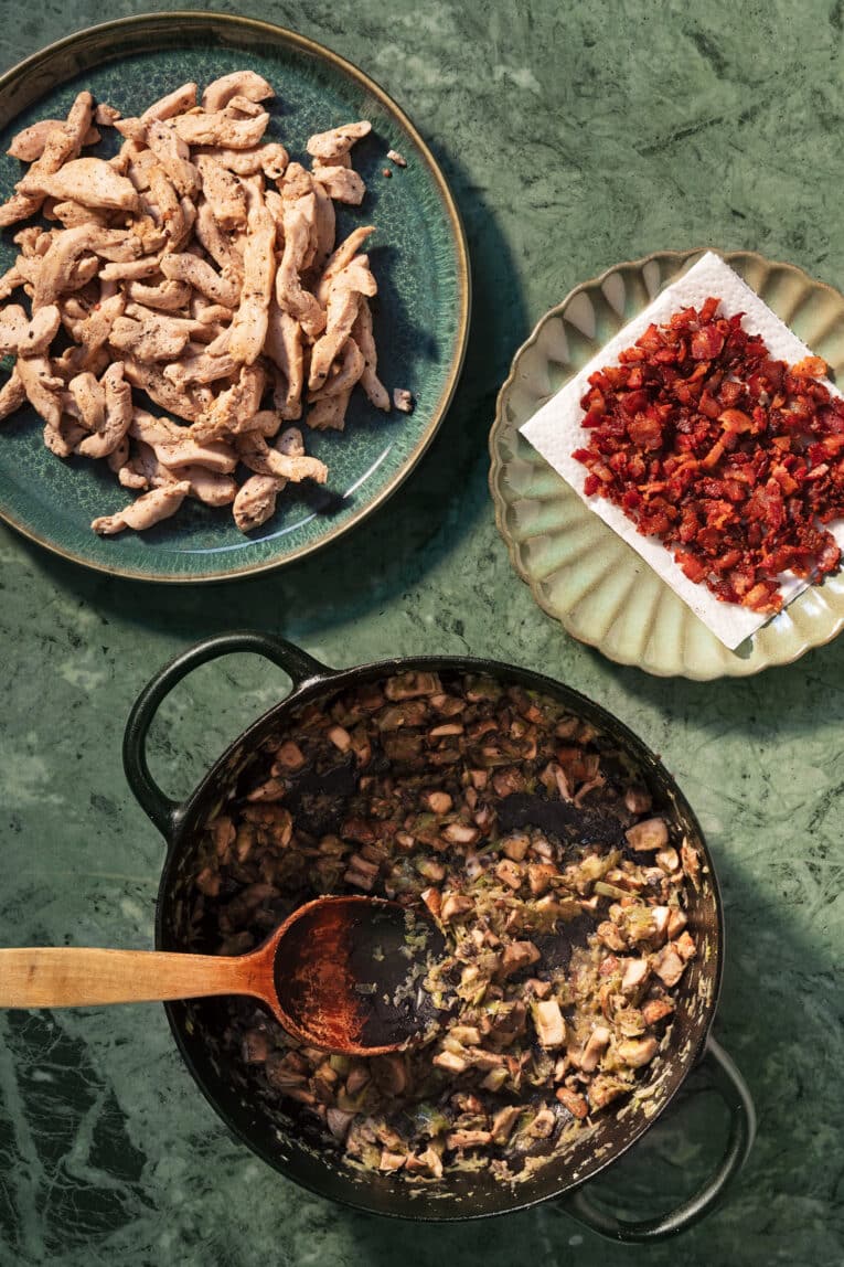 Stekt kyckling och bacon med svamp och purjolök till kycklinggryta
