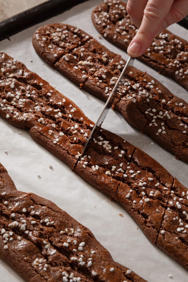 Chokladsnittar med pärlsocker som skärs i bitar