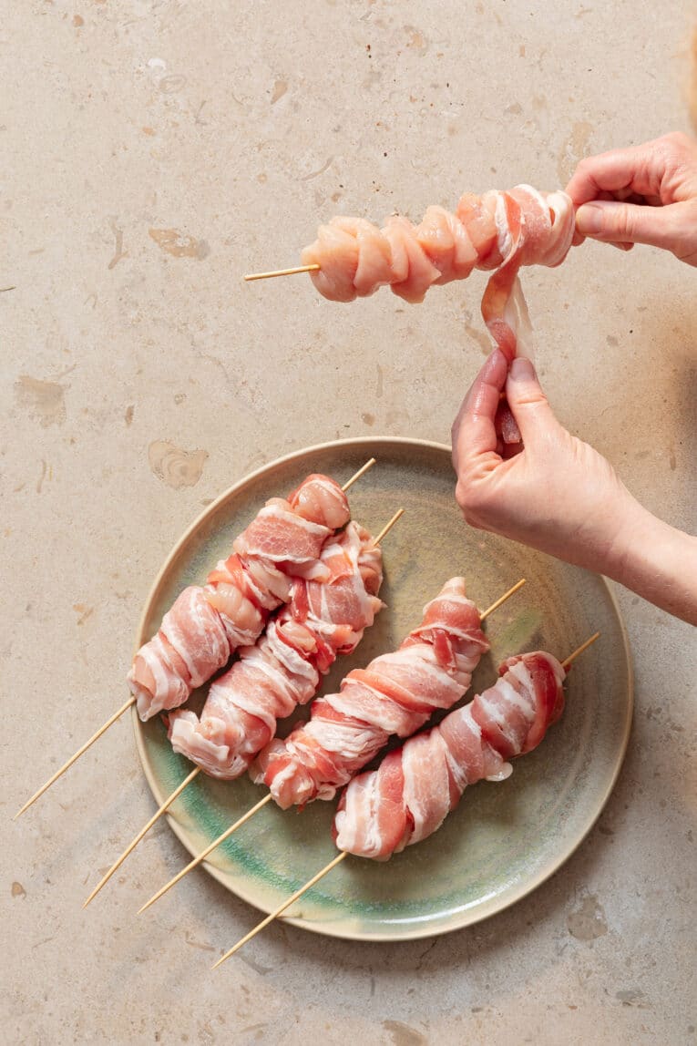 Bacon lindas runt kycklingspett