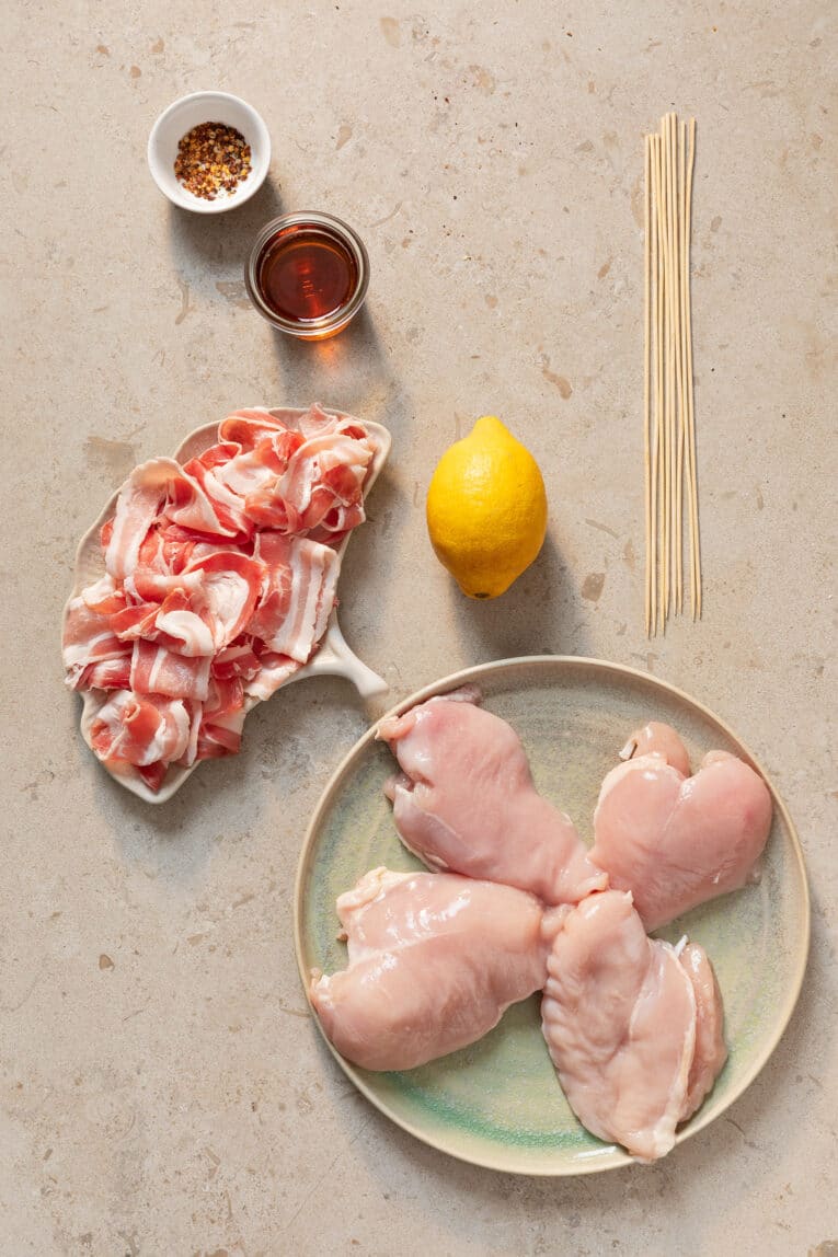 Ingredienser till baconlindade kycklingspett