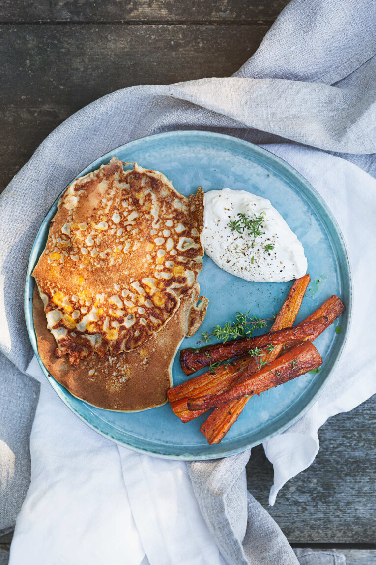 Majsplättar-fetaostkäm-ugnsrostade-morötter-1