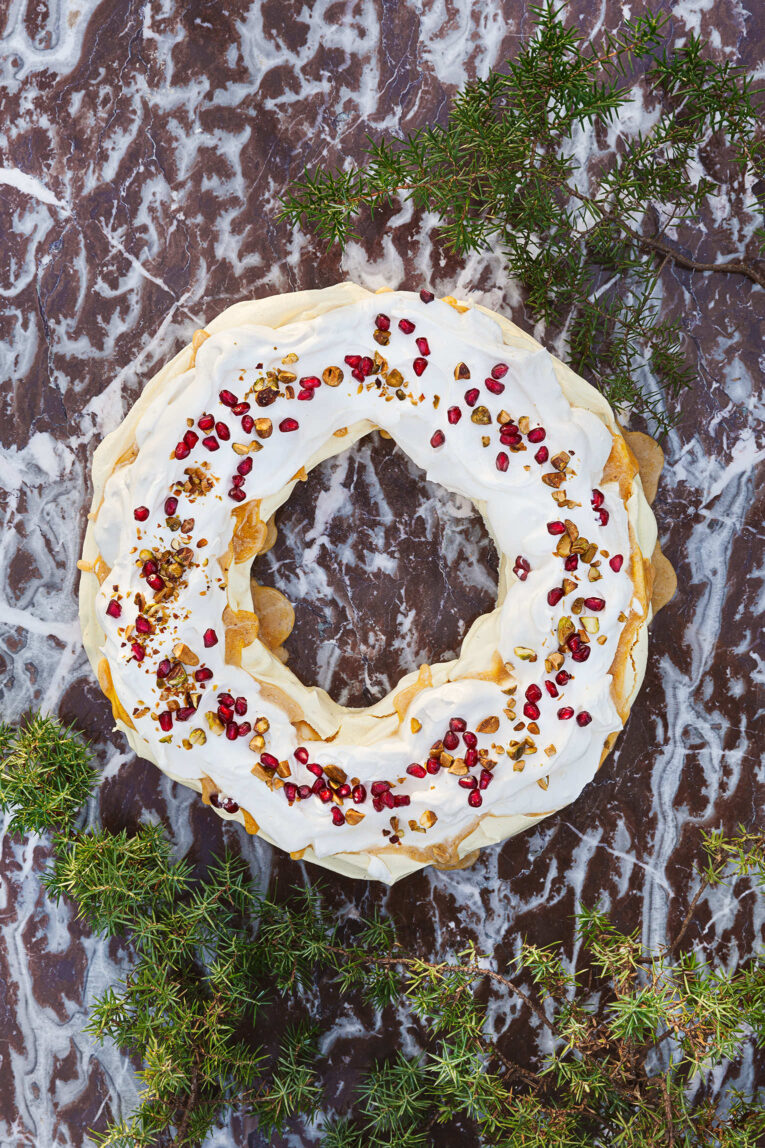 Saffranspavlova i en krans