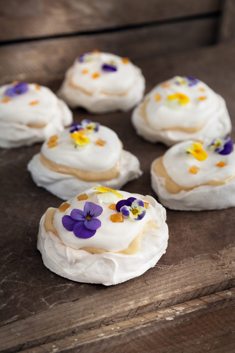 Minipavlova-med-punschgrädde-till-påskdessert