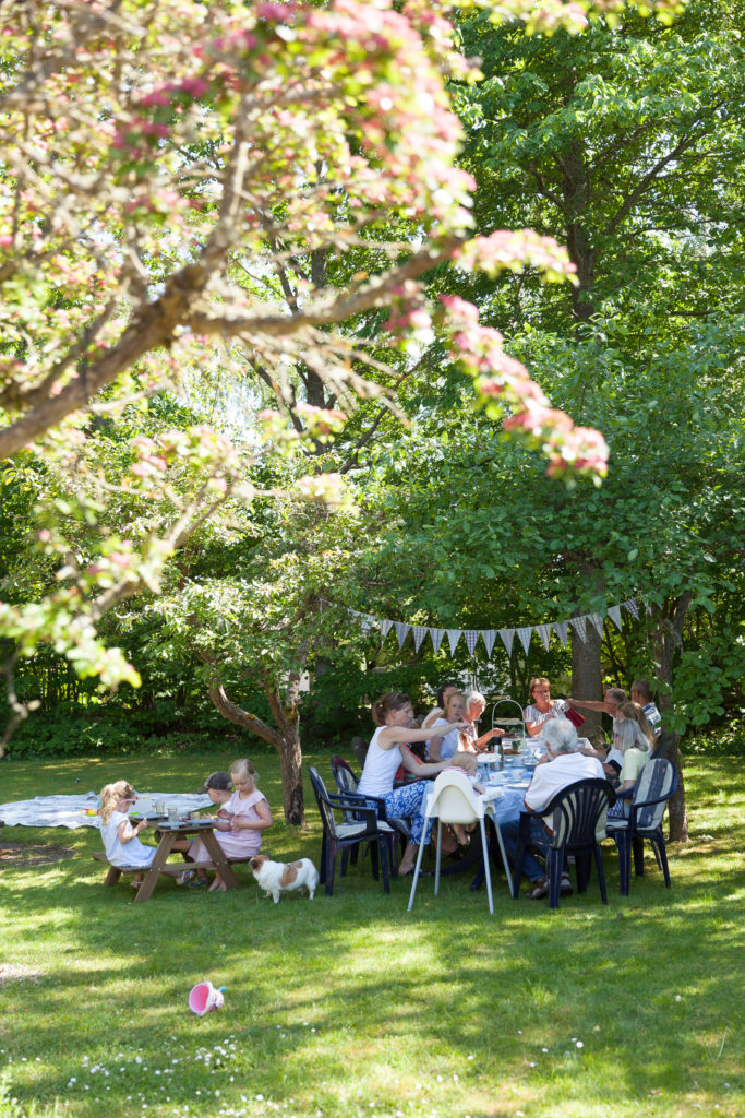 Sommarfika-i-trädgården