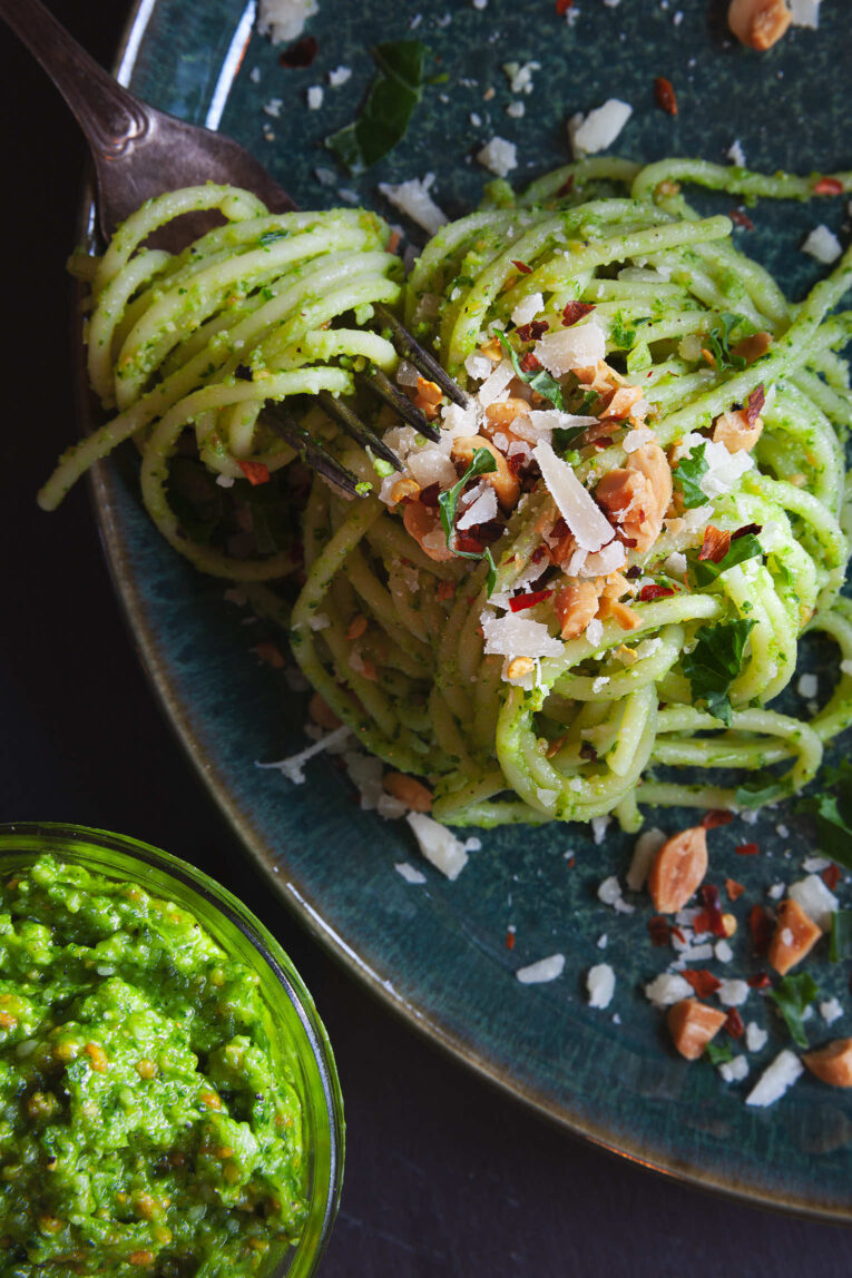Grönkålspesto-jordnötter