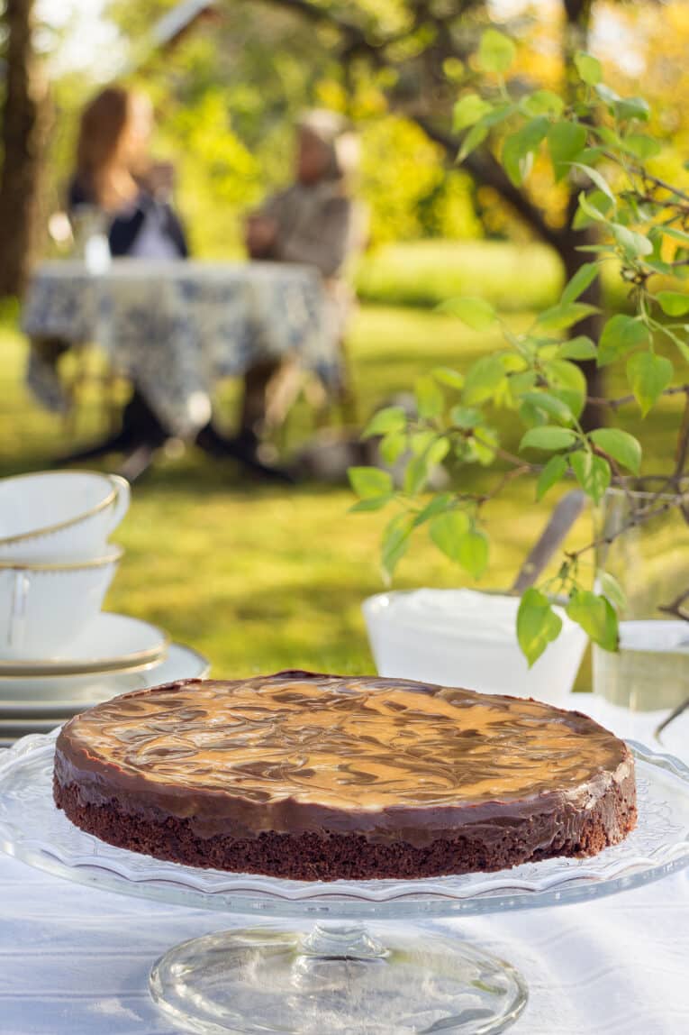 Dule de leche-kladdkaka på fat