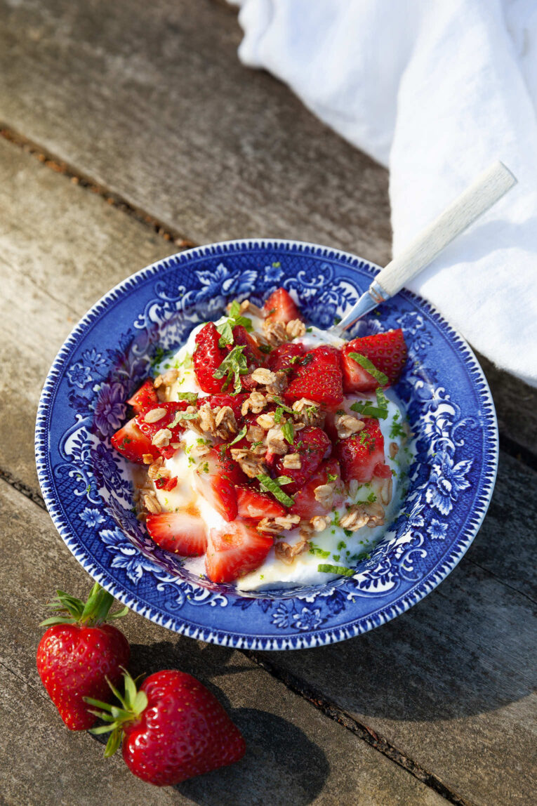 Grekisk yoghurt med jordgubbar, mynta, rivet limeskal, honung och granola