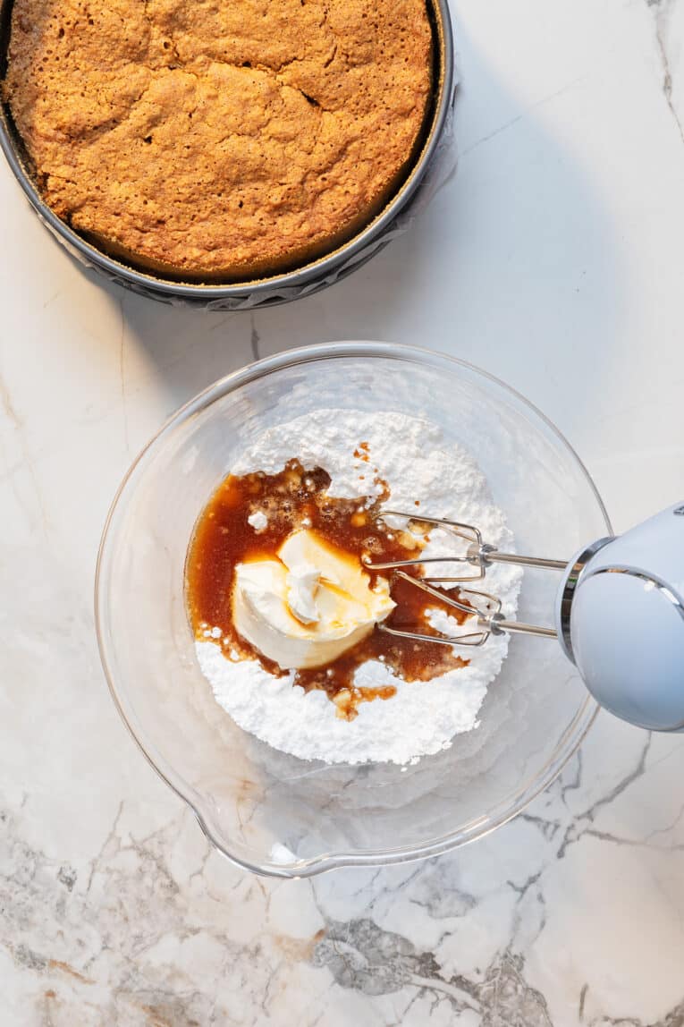 Brynt smör-frosting till morotskaka