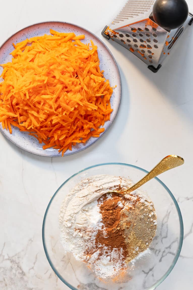 Rivna morötter och torra ingredienser till morotskaka