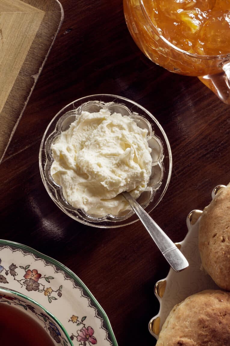 Clotted cream till scones
