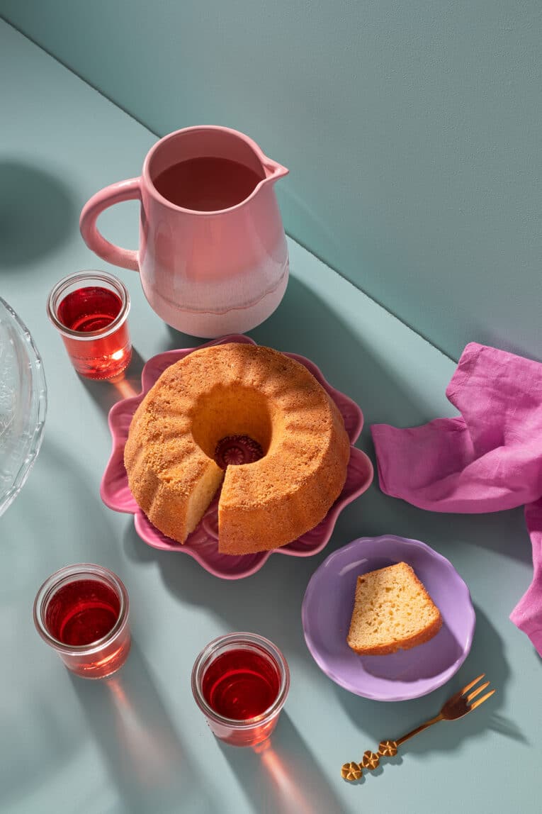 Saftig sockerkaka uppskuren på fat