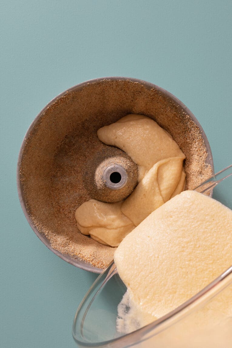 sockerkakssmet hälls ner i form