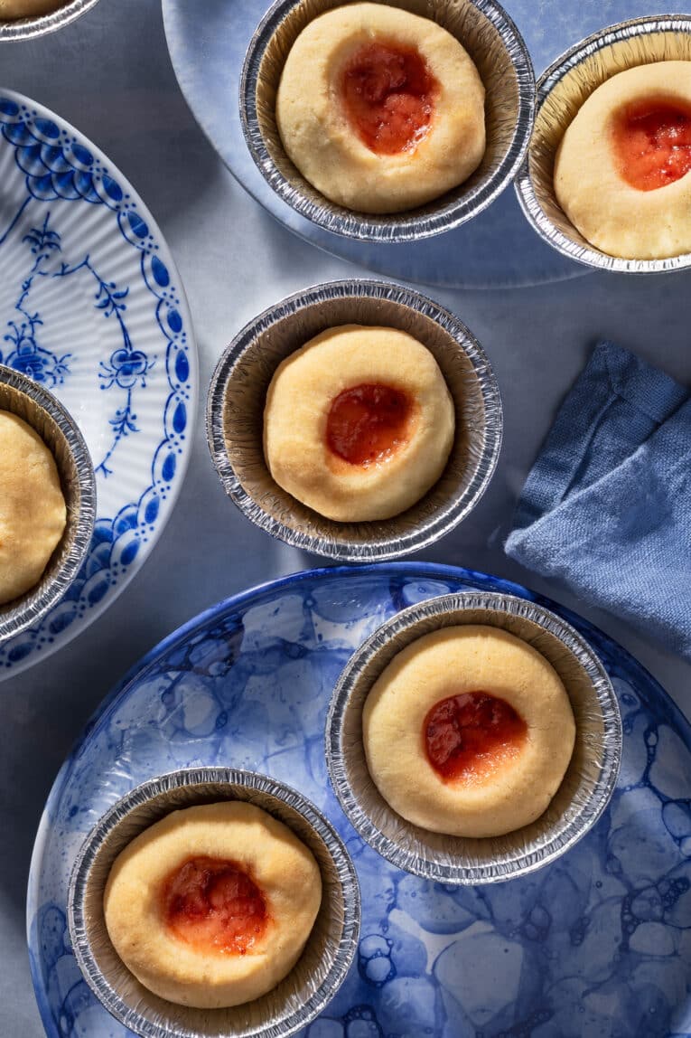 klassiska hallongrottor med sylt på fat