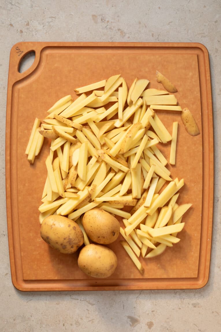 Potatis skuren till pommes frites